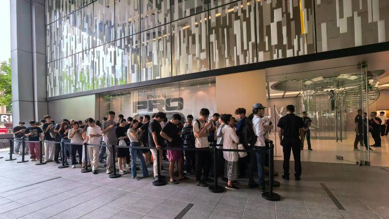 iPhone 18首发日走访:黄牛都不看Pro,谁还在买